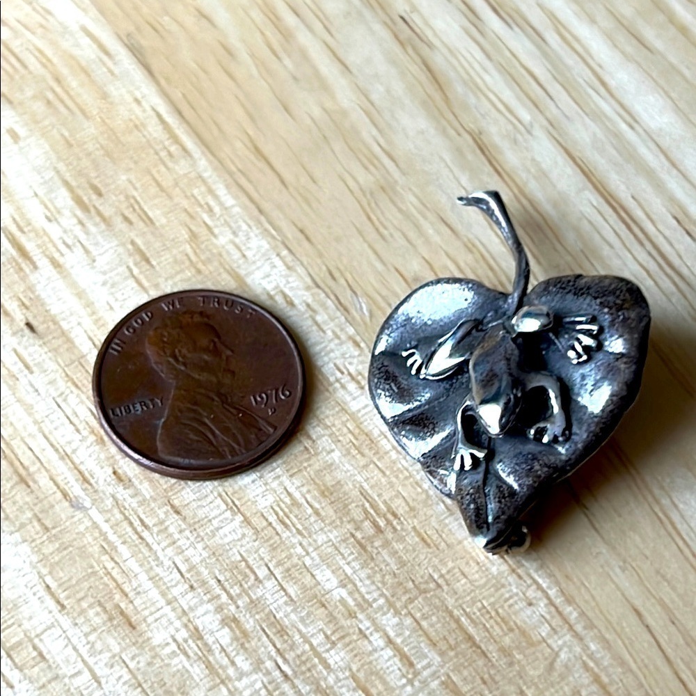 Silver Frog Leaf Broach